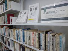 核関係図書コーナーと書かれた本棚に広島・長崎の原爆被害の本が並べられた写真