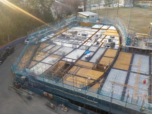 7角形の形をした建設中の北館の建物の1階部分を撮影した写真
