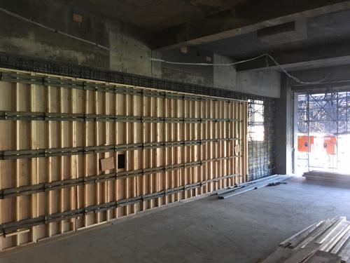 壁の手前が木材、奥がガラスで施された建設中の南館の写真