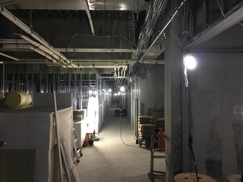 コンクリートで造られた建設途中の1階廊下の写真