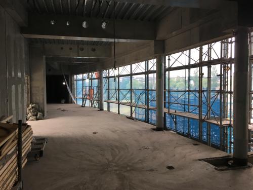 左に向かって緩やかなカーブが造られている建設途中の2階ホワイエ部分の写真