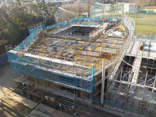 左奥が吹き抜け部分となる建設途中の市民ホールを高い位置から写した写真
