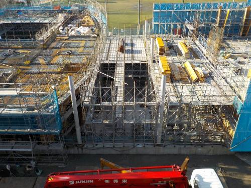 2か所大きな空洞になっている建設途中の自由通路部分の写真