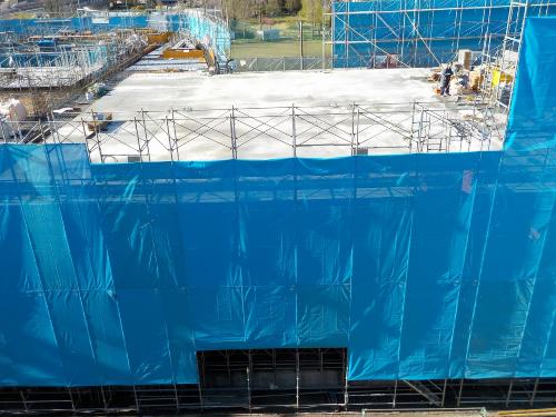 自由通路となる箇所がコンクリートで舗装されている建物の中央部分の写真
