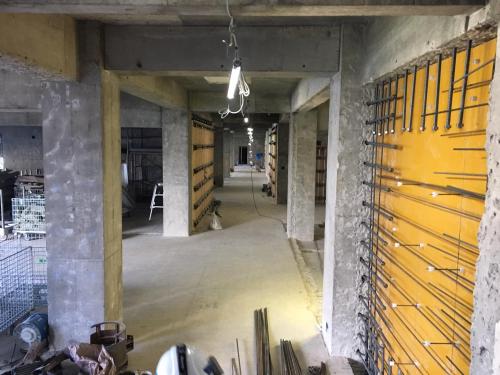 天井や柱がコンクリートで施された、建物の壁や窓を取り払ったあとの南館の写真
