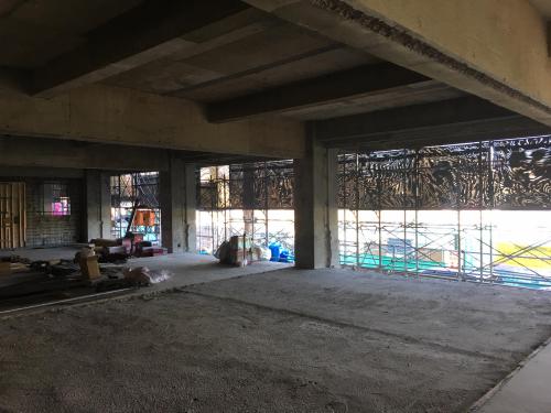 天井や床、柱だけとなった南館の建物の壁や窓を取り払った後の写真