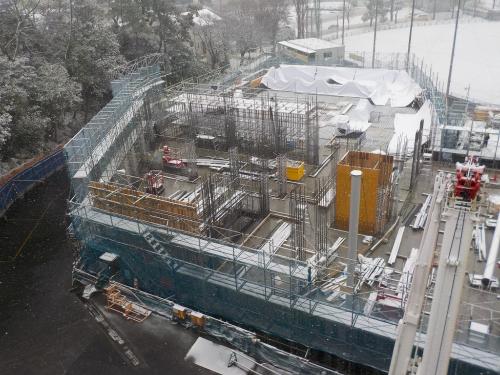 足場が組まれ建設中の7角形の形をした北館の様子の写真