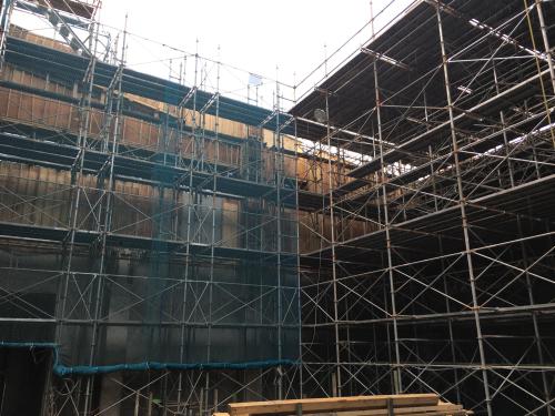 足場が組まれている建設途中の2階ホール部分の写真