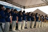 習志野高等学校の生徒が並んで立ち吹奏楽の演奏を行っている様子の写真