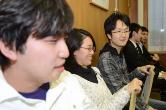 数名の大学生隊員を横から撮影した写真