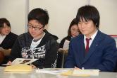 前後に座っている4名の高校生隊員の写真