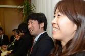 笑顔の市職員隊員を横から撮影した写真