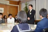 隊員が見ているなか立って挨拶をしている市長の写真