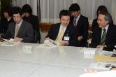 左から隊長・市長・経営改革推進室長が着席している写真