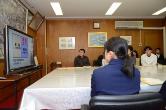 左側に設置された大きな画面を見ている参加者の写真