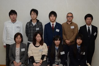 前列の4名が椅子に座り、後列に5名立っている2班「1円の資産(体育館)について」メンバーの写真
