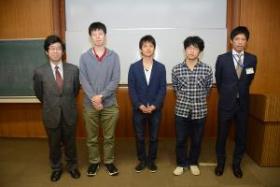 スクリーンの前で5名の菊田公民館（講堂）グループの参加者が横一列に並んでいる集合写真