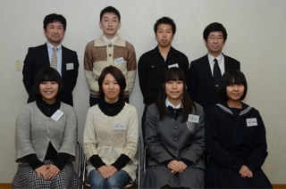 前列の4名が椅子に座り、後列に4名立っている3班「防火水槽(消防施設)について」メンバーの写真