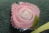 練り切り餡と小豆餡でピンクリオの薔薇の花を表現したお菓子「四季彩菓 薔薇の花」の写真