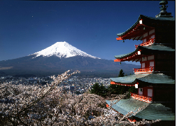 富士吉田市の新倉山浅間公園・忠霊塔と富士山が映る風景の写真