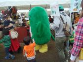 習志野市農業祭にナラシド♪が登場し、周りに子供が集まっている様子の写真