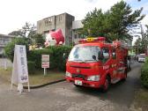 袖ケ浦体育館の傍に停まっている消防車の写真