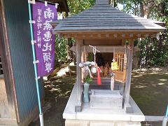 恵比寿神像が祭られている東福寺境内に設置された小さな祠の写真