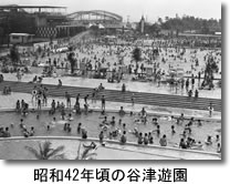 マンモスプールで大勢の人々が泳いでいる昭和42年頃に撮影された谷津遊園の白黒写真