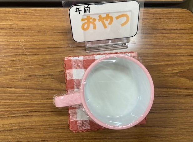 牛乳、1歳6か月児の午前中のおやつの写真