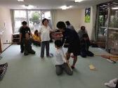 両ひざをついて座ったまま体をひねってストレッチしている参加者の写真