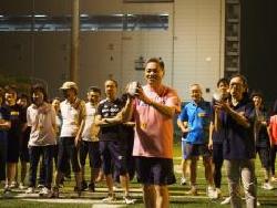 オービックシーガルズの選手やコーチなど参加者がグラウンドに立っている写真