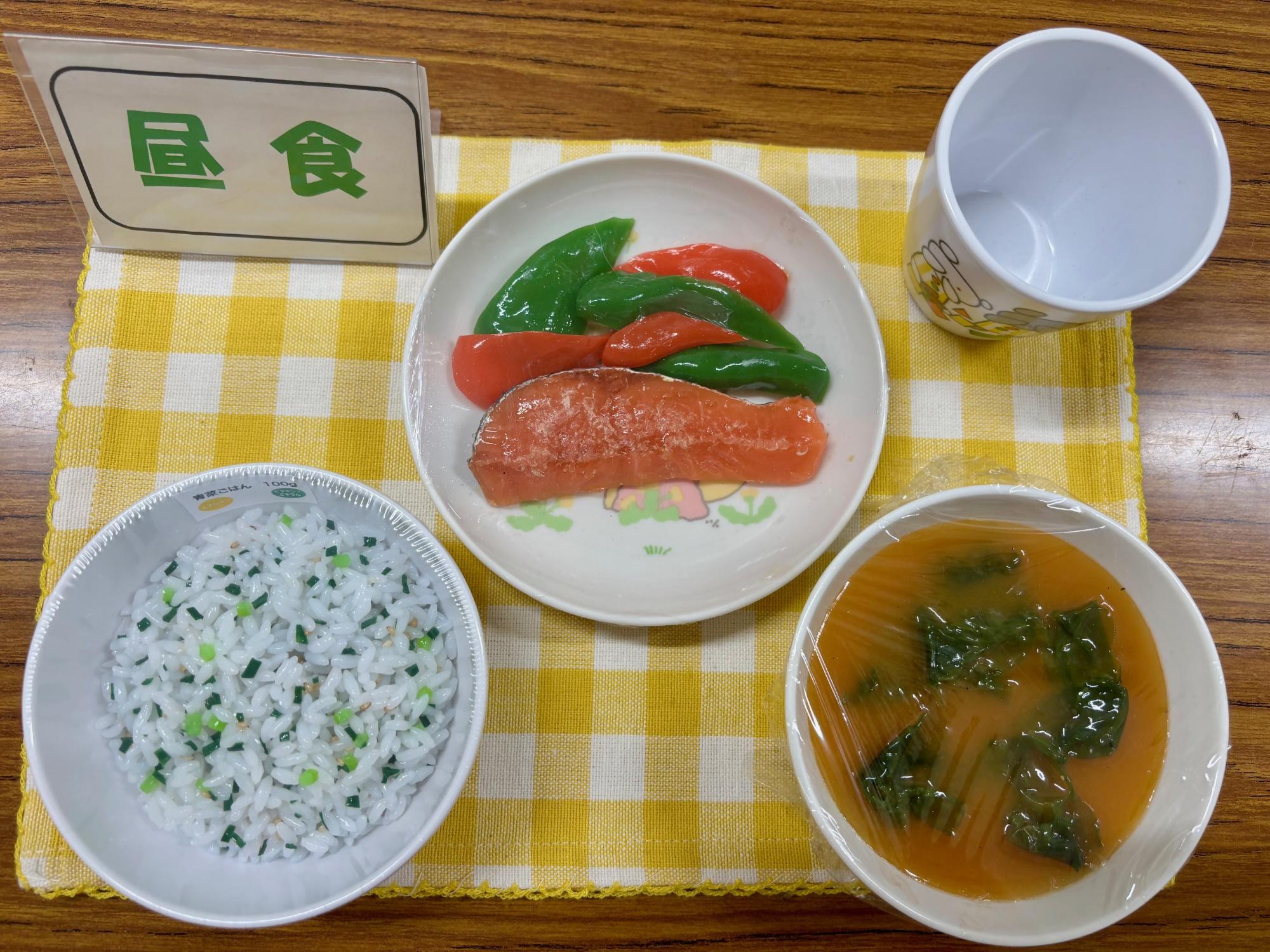 青菜ごはん、焼き魚、みそ汁など 3歳児の昼食の写真