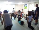 2人一組になって肩を回すストレッチをしている参加者の写真