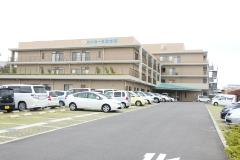 手前に駐車場、奥に3階建てと4階建ての建物が隣接しているひまわり発達相談センターの外観写真