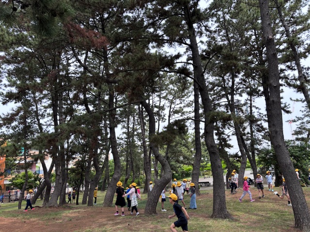 近隣公園で遊ぶ様子