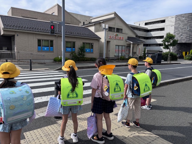 信号待ちをする1年生