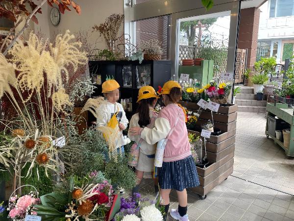 花やを見学する様子