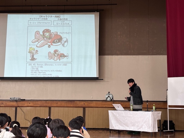 キャラクター設定について説明する様子