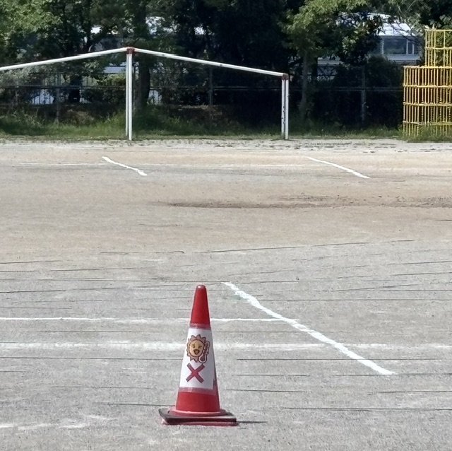 校庭に置かれたコーン