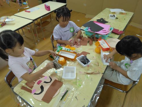 5歳児が運動会に向けて入退場門を作っているところ