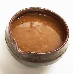 陶器の入れ物に入ったヤヨイ味噌
