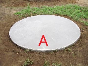 円形のコンクリート作りで英語のAの表記が記されている持ち込み用の炉の写真