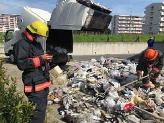 収集車消火活動