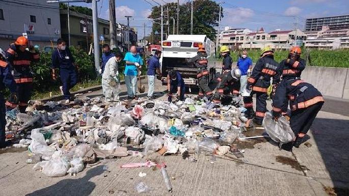 収集車消火活動