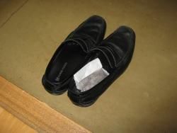 ガーゼに入れたコーヒーのカスをを靴の中に入れている写真