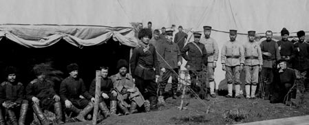 捕虜収容所テント前に集まっている多くの兵士の白黒写真