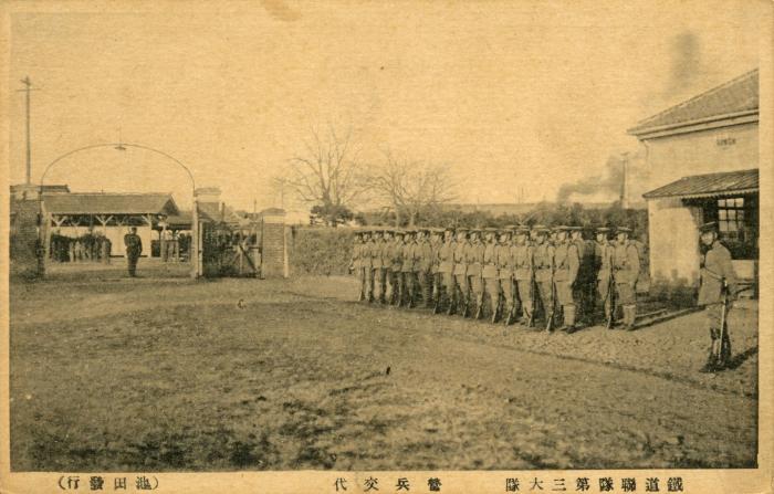 建物前に整列している沢山の兵士のセピア色の写真