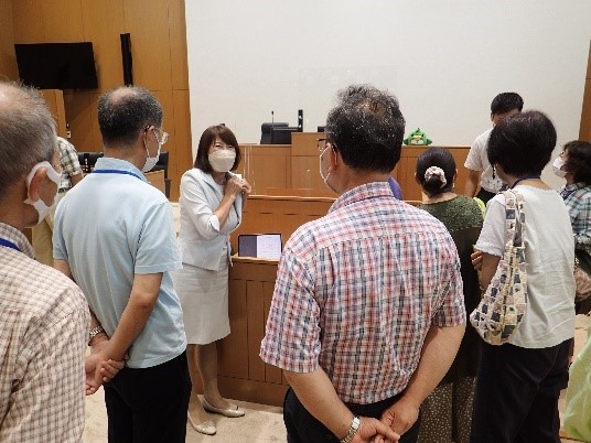 議場を見学する受講生