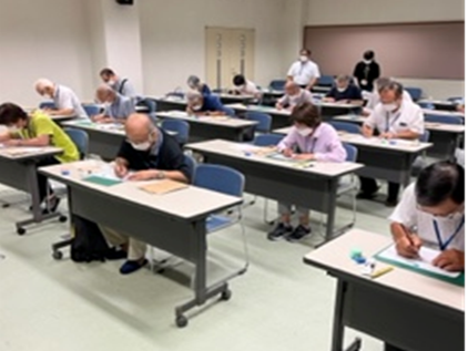 ステンシル制作をする受講生の様子