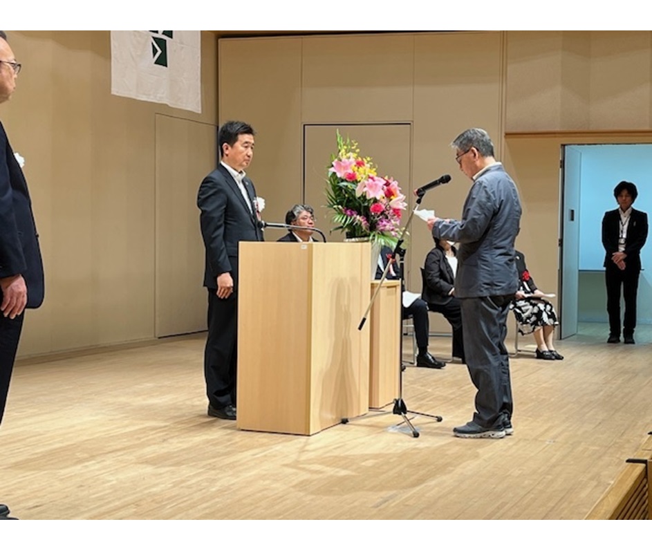 宮本学長を前に、新入生代表の挨拶をしている男性の写真